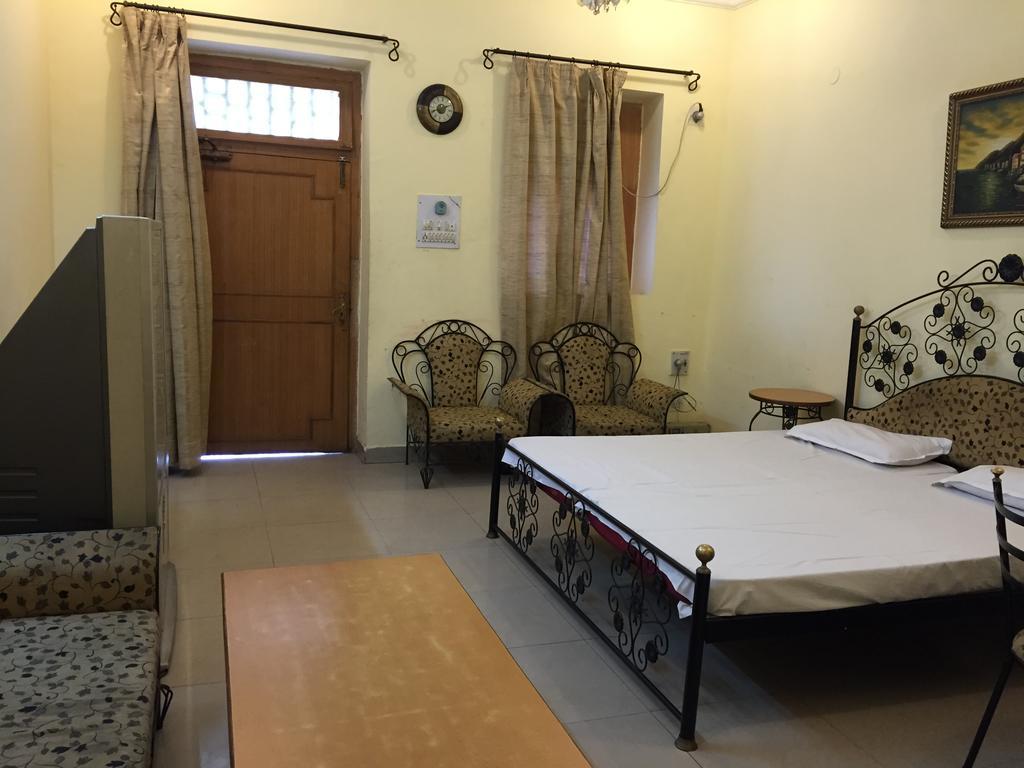 Central Hotel Lucknow Room photo